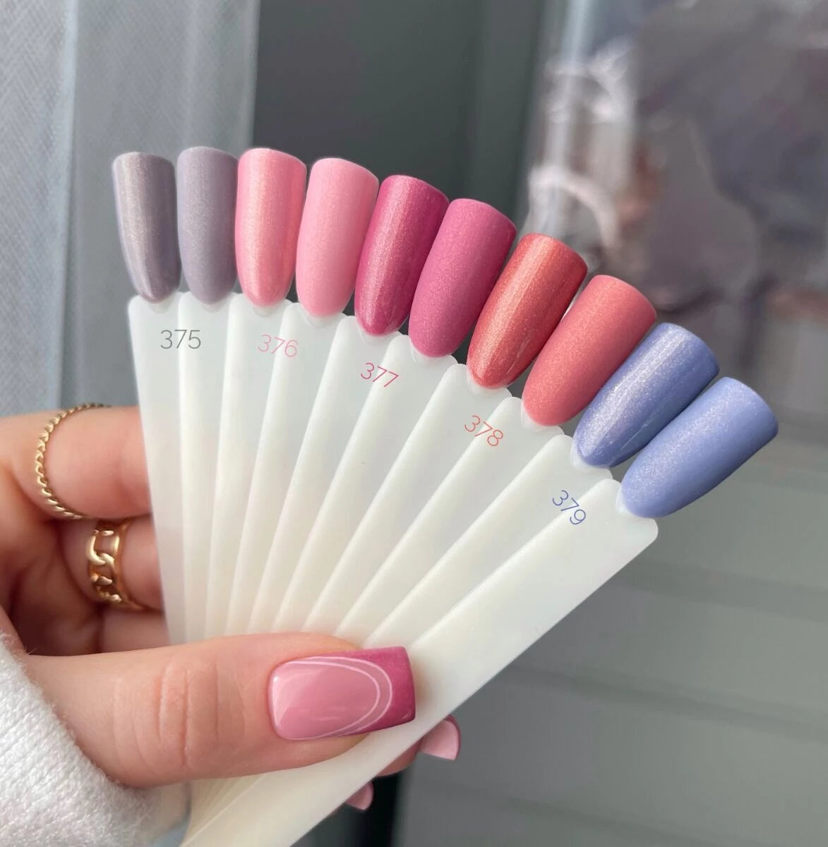 amanda_tipsy_shimmer_stone_na_paznokciach_377_802_i_easy_decor_gel_jpg