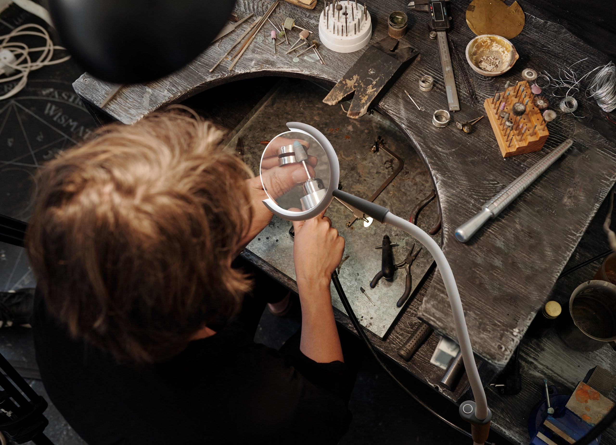 Daylight stalo ir grindų LED lempa – su didinamuoju stiklu [Magnificent Pro]